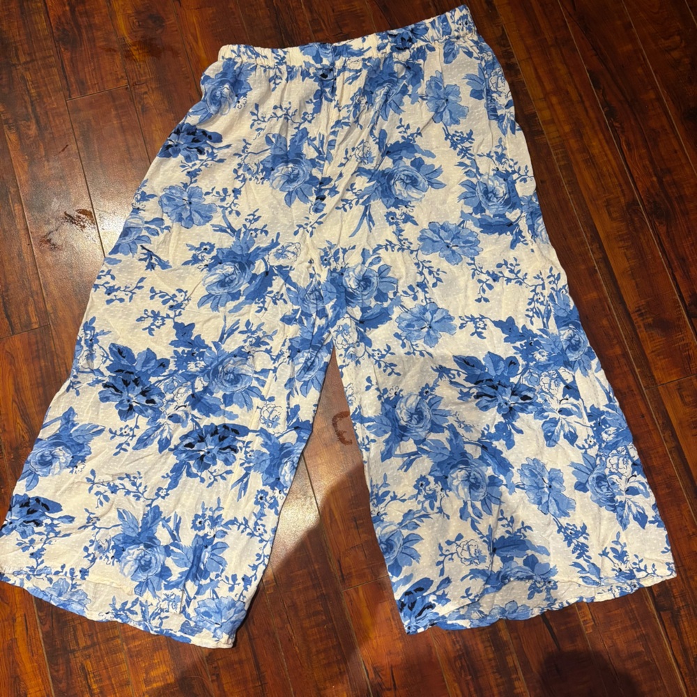 Anthropologie Blue and Cream Floral lounge wide leg capris medium